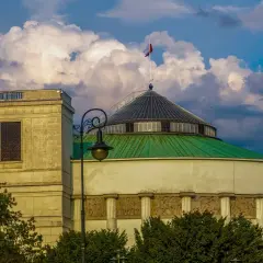 Kto tworzy sejm i senat? Poznaj proces wyboru i funkcje parlamentu