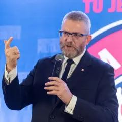 Ile lat ma Grzegorz Braun? Zaskakujące fakty o jego życiu