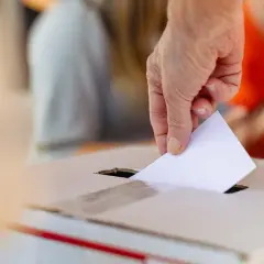 Co to jest skrajna prawica i jakie ma konsekwencje dla społeczeństwa
