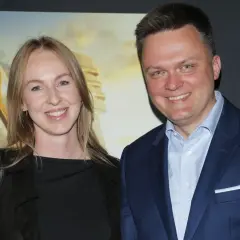 Szymon Hołownia i jego żona uśmiechają się do zdjęcia. Wiek Hołowni i jego żony to temat dyskusji.