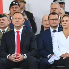 Prezydent Duda i Pierwsza Dama podczas uroczystości. Czy urząd prezydenta zostanie pozbawiony części uprawnień w nowelizacji konstytucji?