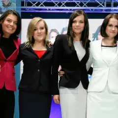 Sześć kobiet w eleganckich strojach, być może "aniołki Kaczyńskiego", po latach ujawniają sekrety kampanii wizerunkowej.