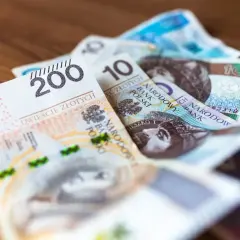 Złotówki na stole. Czy tyle zarabia prezydent Warszawy netto?