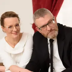 Para z okularami, ona w białej sukni, on w czarnym garniturze. Czy Grzegorz Braun ma dzieci?