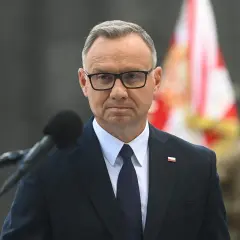 Prezydent Andrzej Duda w garniturze i okularach, z mikrofonem przed sobą. Czy planuje karierę w strukturach międzynarodowych po zakończeniu kadencji?