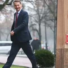 Radosław Sikorski, w drodze do Ministerstwa Spraw Zagranicznych, pokazuje, dlaczego Radosław Sikorski walczy o większe wpływy w polityce zagranicznej koalicji.