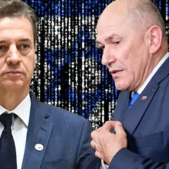 Dwóch mężczyzn w garniturach na tle kodu. Czy to symbolizuje, dlaczego w sondażach aż 88 procent wyborców chce zmiany prezesa partii?