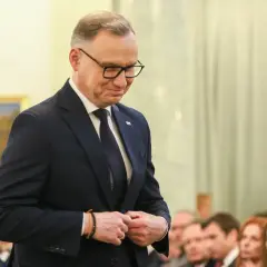 Andrzej Duda w garniturze, zamyślony. Czy poznamy sekrety oświadczenia majątkowego Andrzeja Dudy na koniec dziesięcioletniej służby?