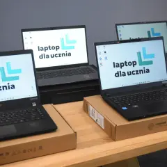 Laptopy dla uczniów, które od 2026 roku mają być tańsze i gorszej jakości, stoją na drewnianym stole.