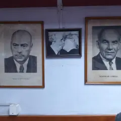 Portrety Józefa Cyrankiewicza i Władysława Gomułki, jakby dziadek Borys Budka patrzył na nich z przeszłości.