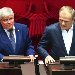 Dwaj politycy w garniturach, na tle wizualizacji CPK. Czy to początek zmiany narracji, dlaczego Donald Tusk zmienił język komunikacji w sprawie budowy CPK?