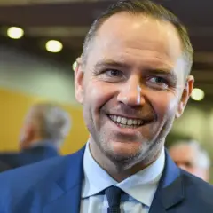 Uśmiechnięty mężczyzna w garniturze, być może przyszły kandydat na następcę Andrzeja Dudy w walce o pałac prezydencki.