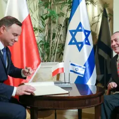 Prezydent Duda podpisuje dokument w obecności premiera Izraela. Wizyta w Izraelu w tak napiętym momencie politycznym podkreśla wagę relacji.