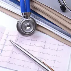 Stetoskop i EKG na stosie dokumentów. Czy nowe przepisy o pracy zdalnej pozwolą ZUS-owi na kontrolę dokumentacji medycznej?