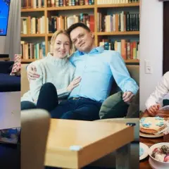 Gdzie mieszka Hołownia? Odkryj tajemnice jego życia w Otwocku