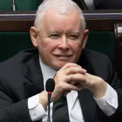 Jarosław Kaczyński, polityk, który często mówi o rodzinie i dzieciach, siedzi w ławach sejmowych.
