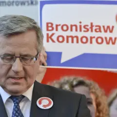 Bronisław Komorowski z plakietką i transparentem. Fani spekulują, dlaczego wraca do polityki.
