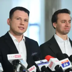 Dwóch polityków przed mikrofonami mediów. Czy to oni stoją za ukrytymi przyczynami wysokiego poparcia Konfederacji w sondażach z lutego 2026?