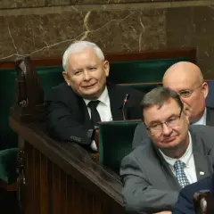 Jarosław Kaczyński i inni posłowie PiS w ławach sejmowych. Czy ich oświadczenia majątkowe skrywają największe tajemnice?