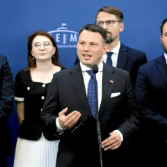 Konfederacja i europejscy eurosceptycy: prawdziwa historia współpracy. Politycy w garniturach na tle niebieskiej ściany.