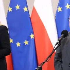 Kobieta i mężczyzna przed mikrofonami na tle flag Polski i UE. Czy ustawa o "teście na polaka" ma szansę przejść przez sejm w marcu?