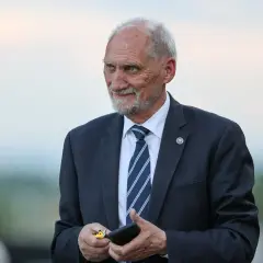 Antoni Macierewicz w garniturze, z kluczykami w dłoni. Czy wrócił do łask prezesa w lutym 2026 roku?