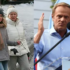 Dwie kobiety w zimowych ubraniach i mężczyzna przemawiający do mikrofonu.