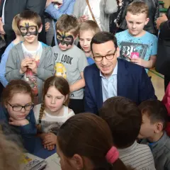 Gdzie uczą się dzieci Morawieckiego? Odkryj ich szkołę i koszty edukacji