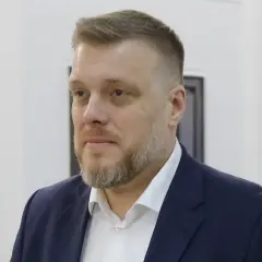 Kim jest Adrian Zandberg? Fakty o polityku, jego rodzinie i osiągnięciach