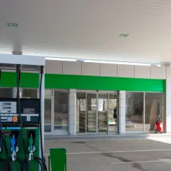 Stacja paliw z dystrybutorami i wejściem do sklepu. Czy to miejsce, gdzie kryją się prawdziwe powody wprowadzenia zakazu sprzedaży alkoholu na stacjach paliw?