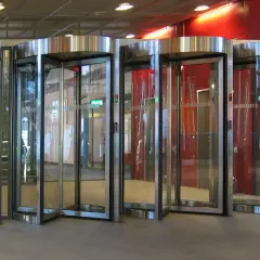 Obrotowe drzwi symbolizują przejście, jak kto z kancelarii prezydenta odejdzie do biznesu prywatnego jeszcze przed końcem kadencji.