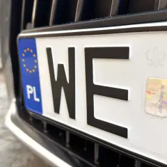 Zbliżenie na polską tablicę rejestracyjną. Kierowcy zastanawiają się, dlaczego rząd planuje trzykrotne podwyżki opłat dla kierowców w 2026 roku.