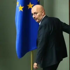 Wiceminister finansów, oskarżony o korupcję, odchodzi. Prawdziwe powody dymisji w 2026 roku pozostają tajemnicą.