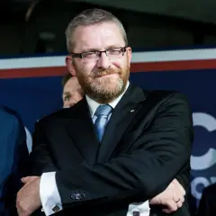 Grzegorz Braun jaka partia? Odkryj prawdę o jego przynależności