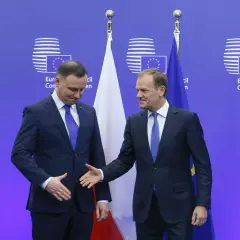 Andrzej Duda i Donald Tusk witają się na tle flag UE. Czy to początek lepszej współpracy, czy tylko pozory, dlaczego prezydent unika wspólnych konferencji?