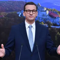 Mateusz Morawiecki w garniturze, przemawia na tle zamku. Czy zastanawiasz się, ile zarabia Morawiecki?