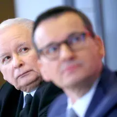 Jarosław Kaczyński z uwagą słucha, zastanawiając się, dlaczego sprawa wiceprezesa trafiła do komisji etyki.