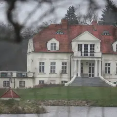 Gdzie mieszka Radosław Sikorski? Tajemnice jego dworku w Chobielinie