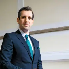 Tobiasz Bocheński w garniturze, z zielonym krawatem i poszetką. Czy to dowód, dlaczego Tobiasz Bocheński jest promowany na nową twarz polskiej prawicy?