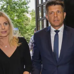 Para, która może być odpowiedzią na pytanie, czy Ryszard Petru ma żonę, idzie obok siebie. Kobieta ma blond włosy i czarną bluzkę, mężczyzna w granatowym garniturze.
