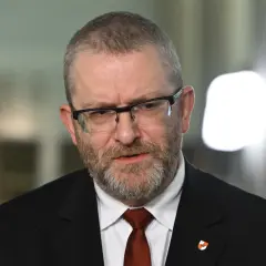 Grzegorz Braun w okularach i garniturze, z brodą. Czy to prawda o rzekomym konflikcie z kierownictwem Rady Liderów?