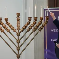 Kto wprowadził świece chanukowe do sejmu i dlaczego to ważne?