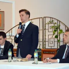 Kto to jest Krzysztof Bosak? Poznaj jego życie i osiągnięcia w polityce