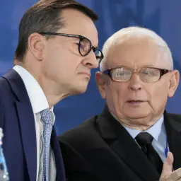 Mateusz Morawiecki szepcze do ucha Jarosławowi Kaczyńskiemu, sugerując, kto z otoczenia ma największy wpływ na jego decyzje.