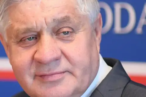 Krzysztof Jurgiel, były minister rolnictwa, w tle logo partii. Czy to prawdziwe powody dymisji?