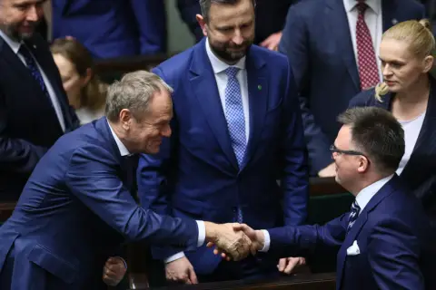 Donald Tusk ściska dłoń liderowi mniejszej partii. Czy to prawda o tajnych negocjacjach Donalda Tuska z liderami mniejszych partii koalicyjnych?