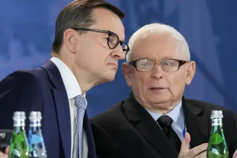 Mateusz Morawiecki szepcze do ucha Jarosławowi Kaczyńskiemu, sugerując, kto z otoczenia ma największy wpływ na jego decyzje.