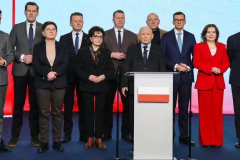 Jarosław Kaczyński stoi za mównicą, obok niego politycy PiS. Czy to oni stoją za nowym programem partii, który ma zostać ogłoszony w marcu?