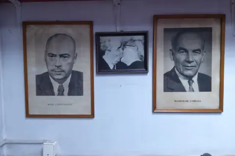 Portrety Józefa Cyrankiewicza i Władysława Gomułki, jakby dziadek Borys Budka patrzył na nich z przeszłości.