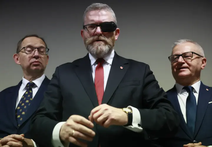 Trzech mężczyzn w garniturach. Lider z opaską na oku, zastanawia się, czy Konfederacja Korony Polskiej planuje samodzielny start w wyborach.
